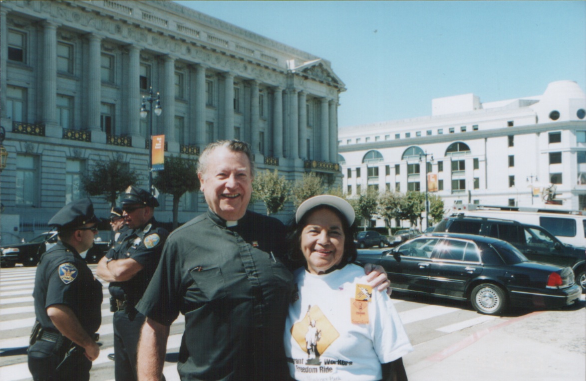 Fr. Bill with
                  Dolores Huerta (photo by Yolanda Serna)